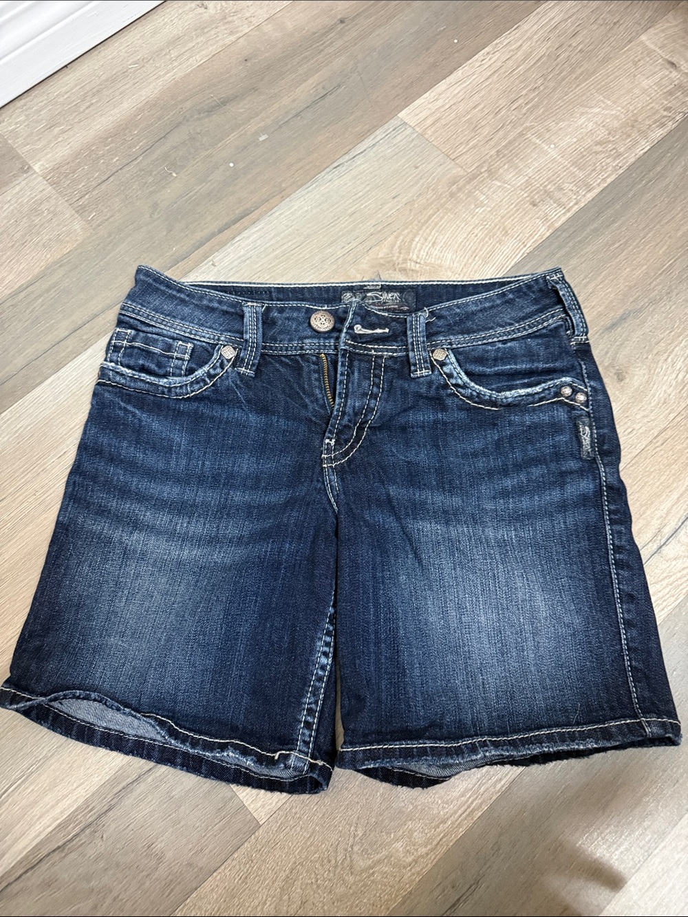 Silver Jeans Suki mid shorts size 28